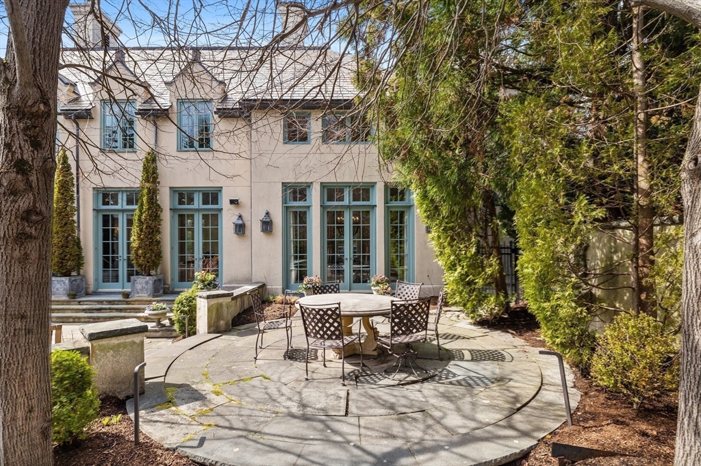 120 Cabot St, Chestnut Hill