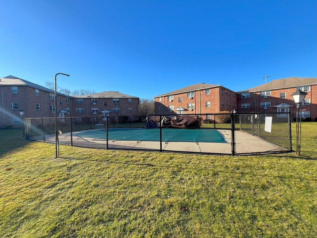 2 Colonial Village Dr, Arlington Heights