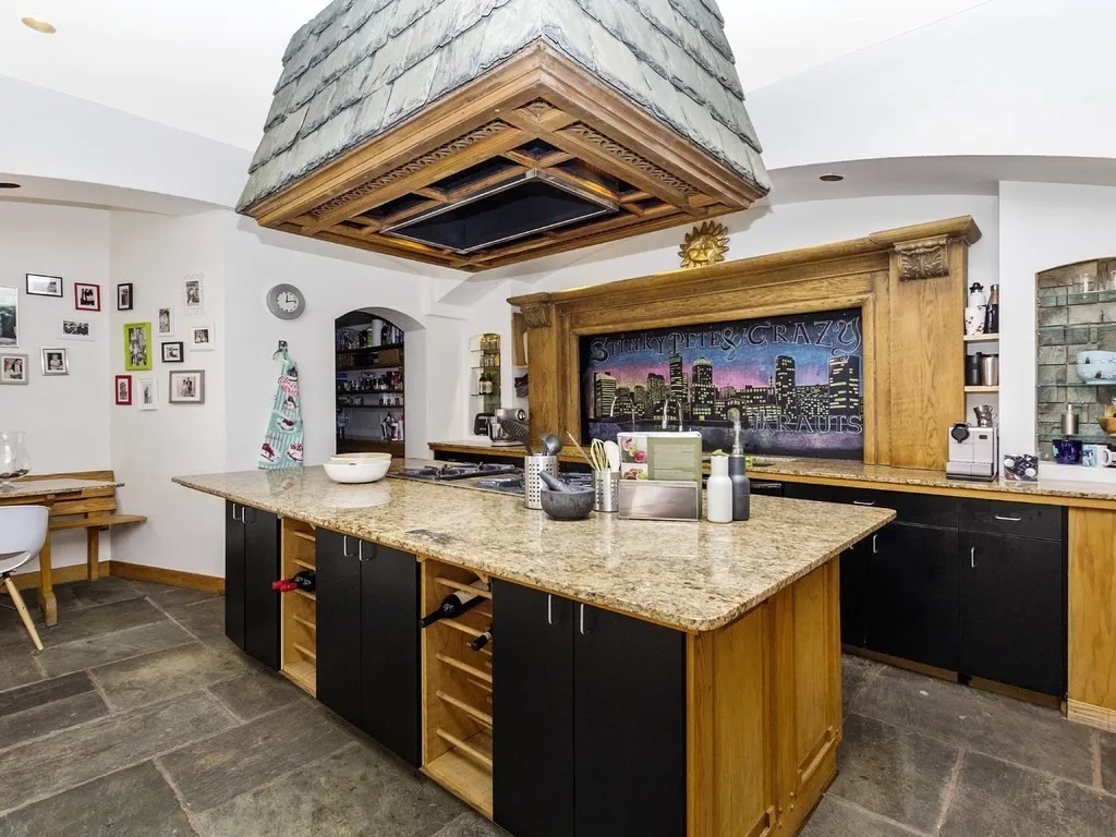 86 South, Leather District