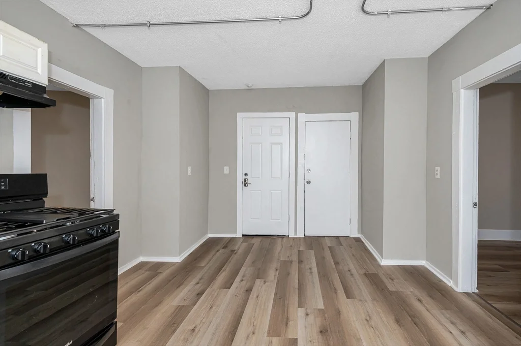 50 1/2 Common St, North Lawrence