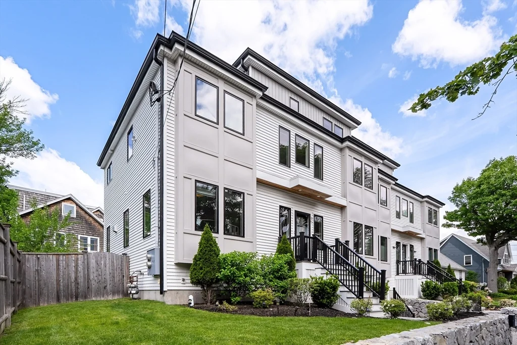 65 Lancaster Rd, Arlington
