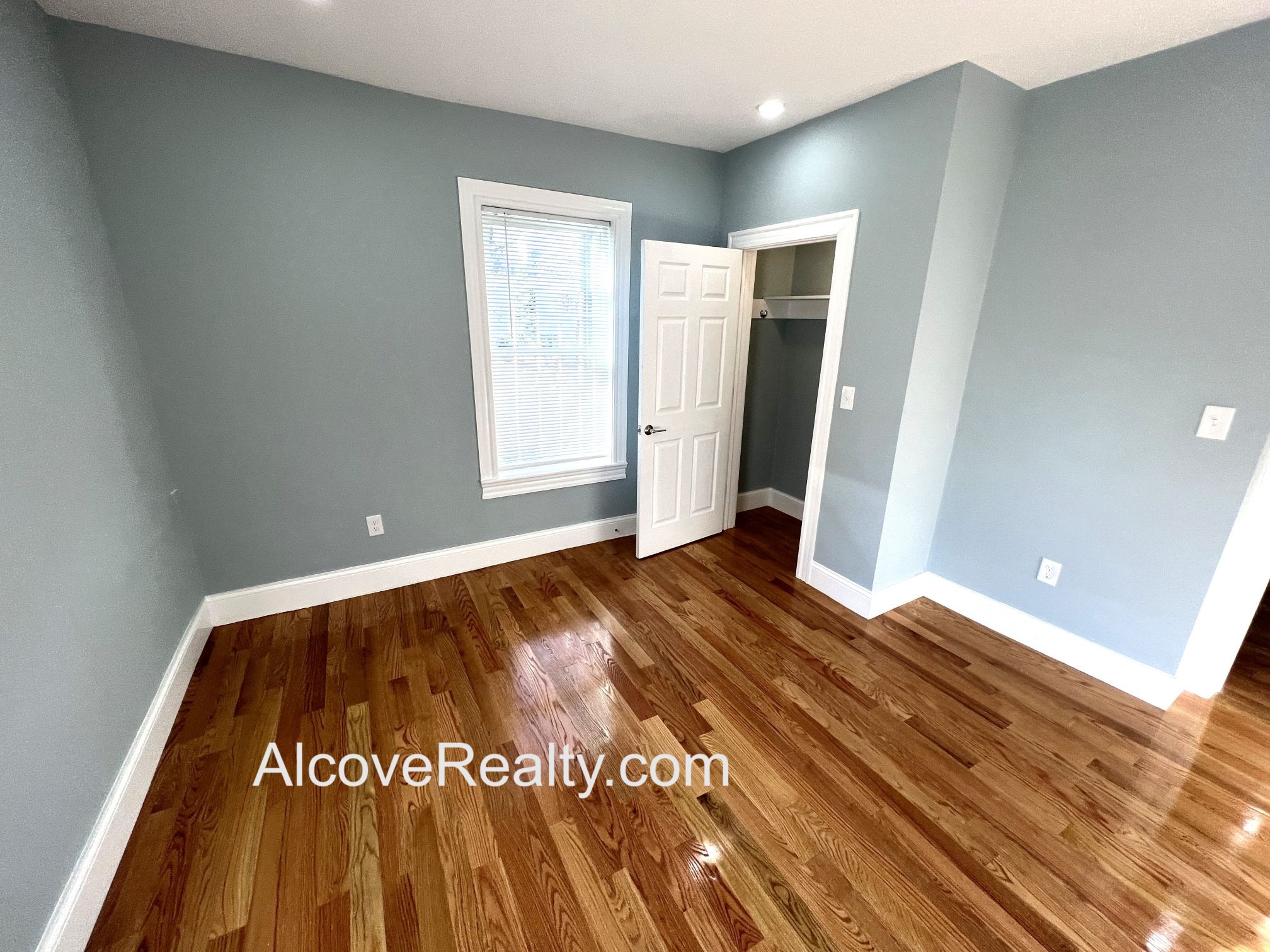 372 Oxford St, Ward Two