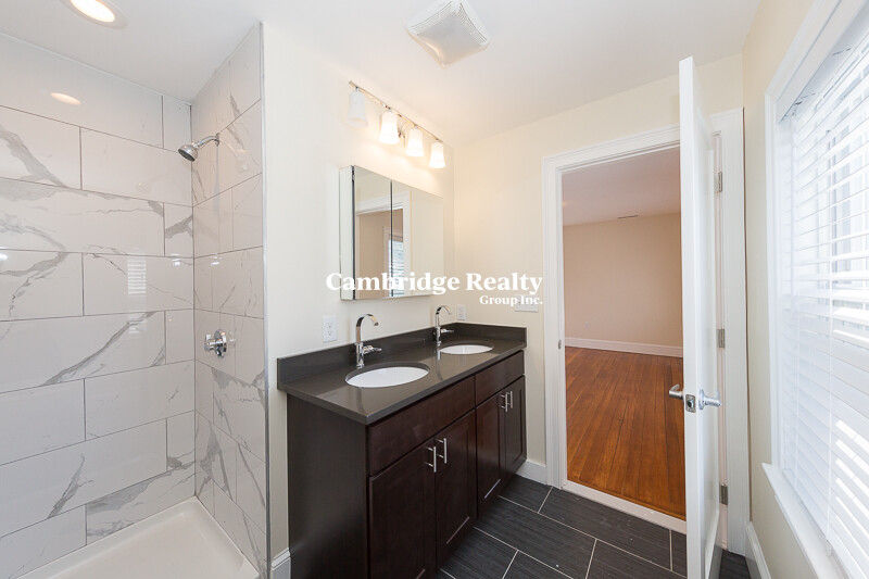 5 bed, 3 bath apartment for rent at 11 Winter Hill Rd Unit 2, South Medford — photo 6 of 29