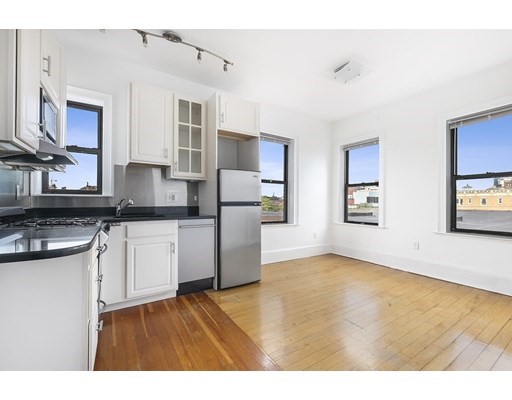 1 bed, 1 bath apartment for rent at 75 Burbank St Unit 505, Fenway