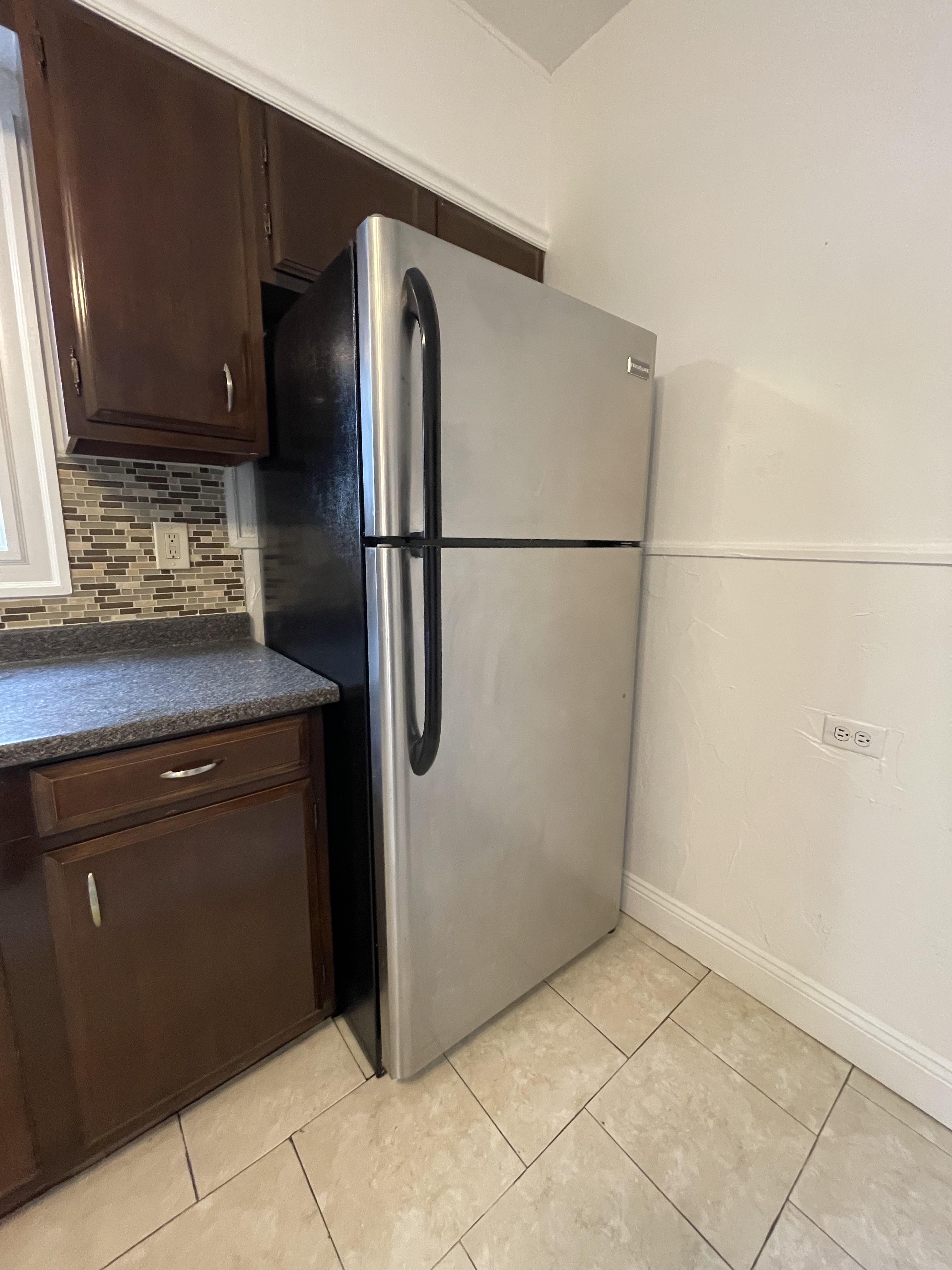 2 bed, 1 bath apartment for rent at 293 Boston Ave Unit 1, Tufts University — photo 6 of 21