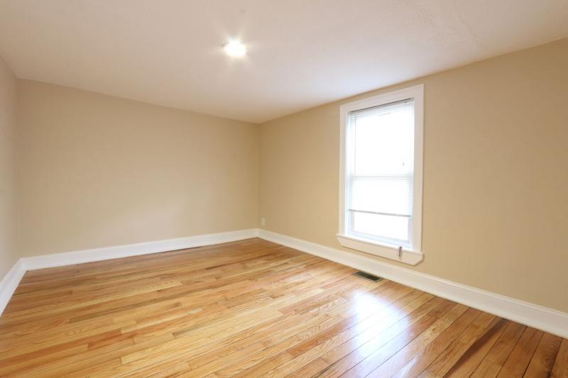 3 bed, 1.5 bath apartment for rent at 3 Saint James Pl, Roxbury — photo 3 of 9