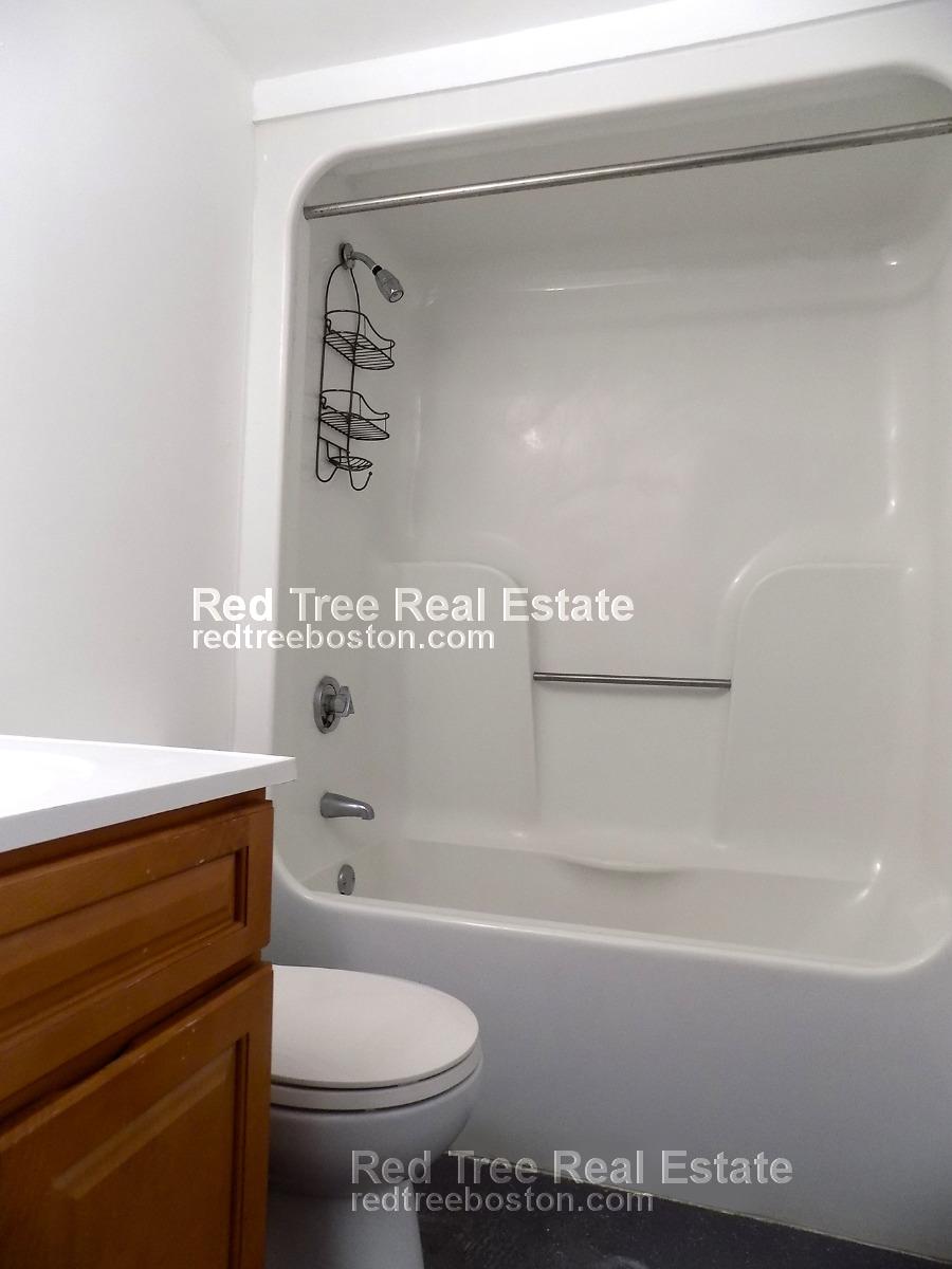 3 bed, 1.5 bath apartment for rent at 1 Pine St Unit B, Chinatown