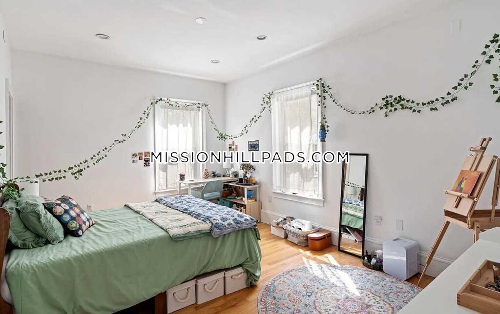 5 bed, 3 bath apartment for rent at 70 Hillside St Unit 3, Mission Hill — photo 6 of 11