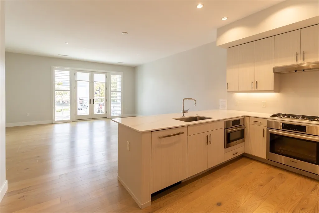 10 Shipyard Dr, Hingham