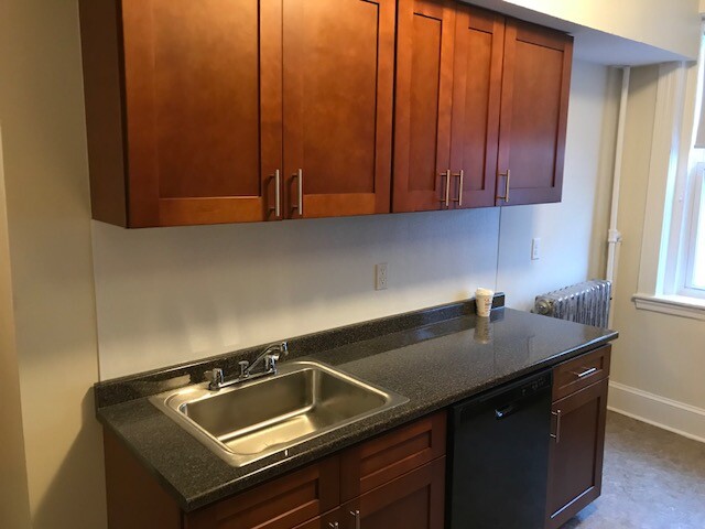 1 split bed, 1 bath apartment for rent at 127 Sutherland Rd Unit Bb, Brighton — photo 9 of 9