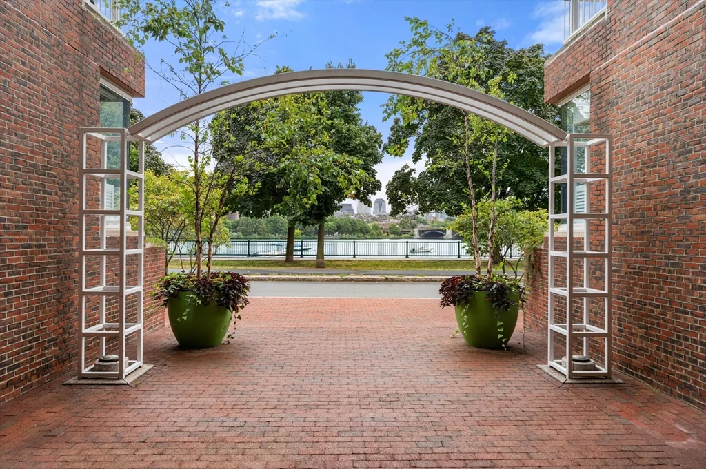 75-83 Cambridge Pkwa, Cambridgeport