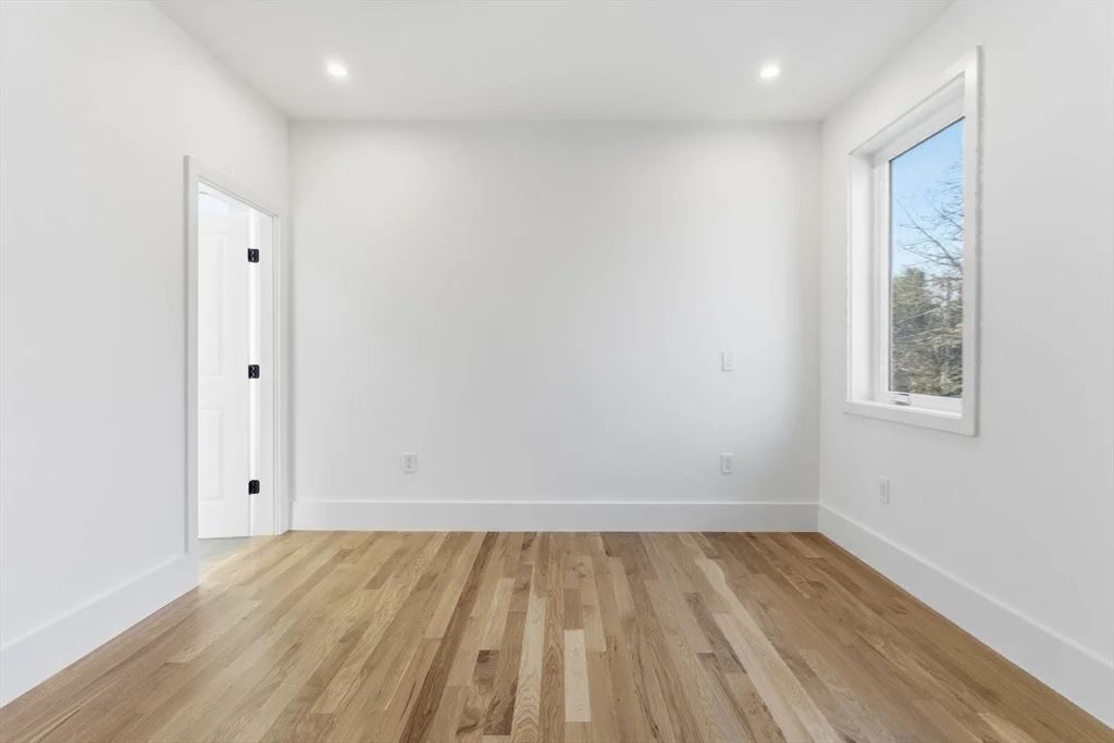 82 Louise Rd, Chestnut Hill