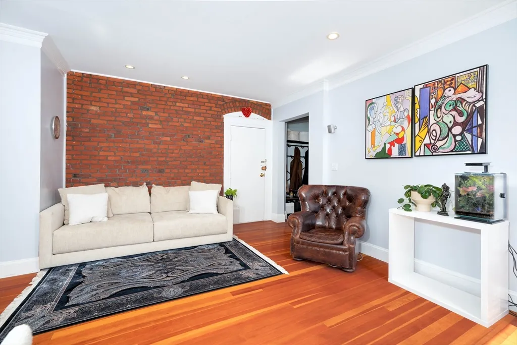 1064 Beacon St, Longwood