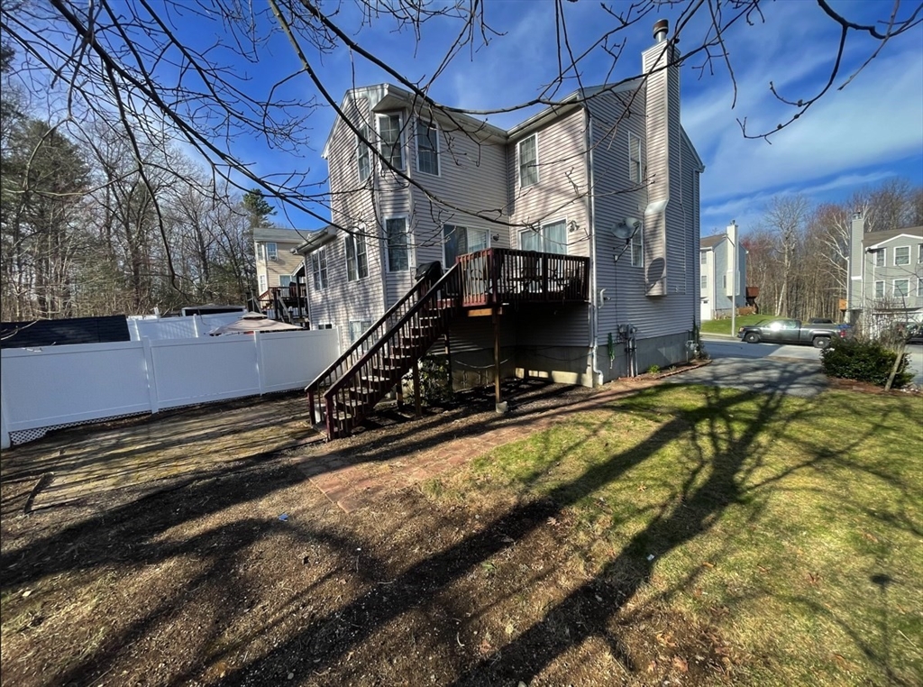 55 Ledgecrest Dr, Worcester