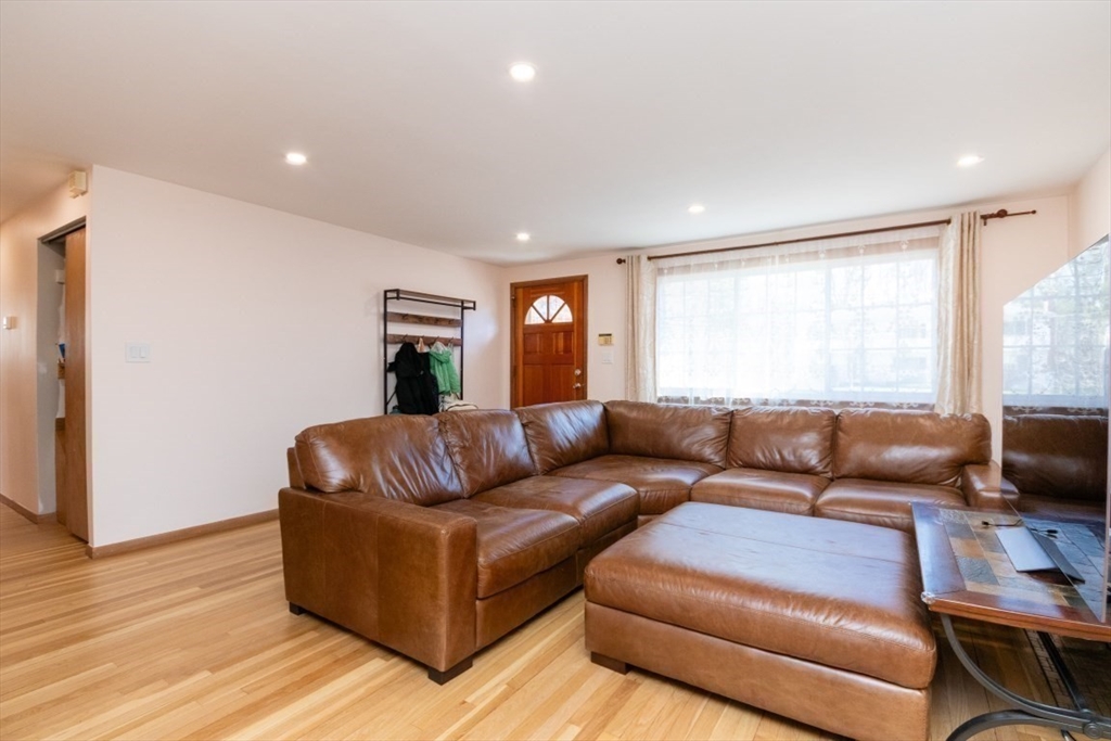 22 Livoli Rd, Framingham