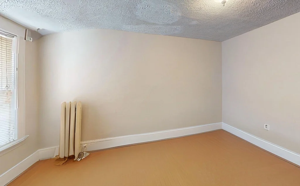 16 Templeton Pkwy, East Watertown