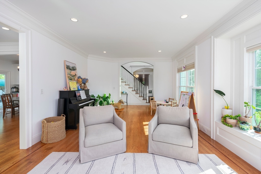 14 Brattle Ln, Arlington