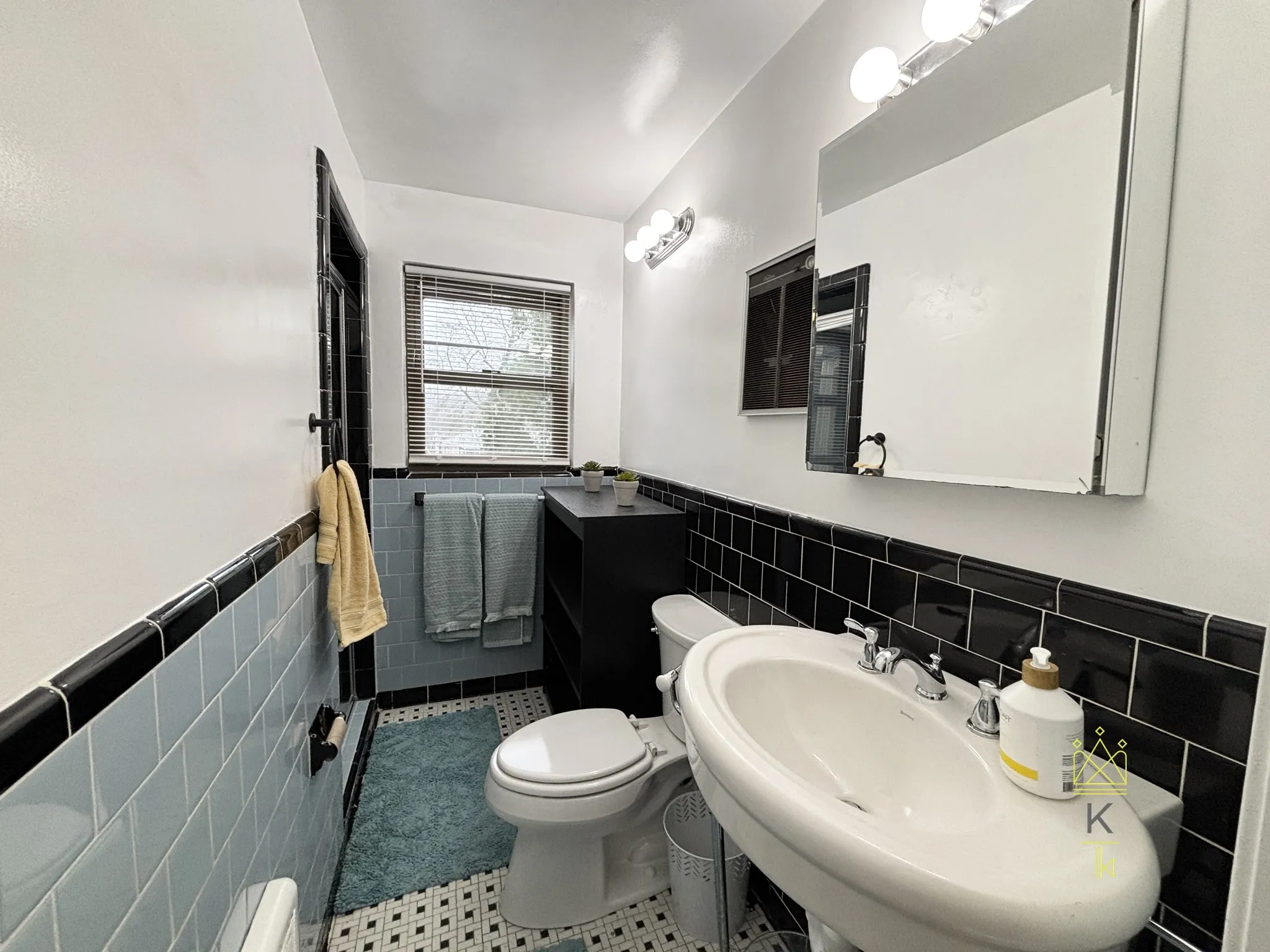 9 Reservoir Rd, Chestnut Hill