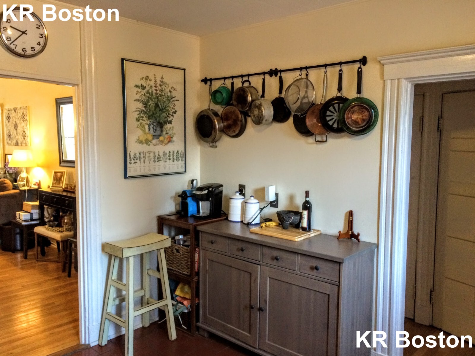 3 bed, 1 bath apartment for rent at 61 Myrtle St Unit 1, Beacon Hill — photo 1 of 6