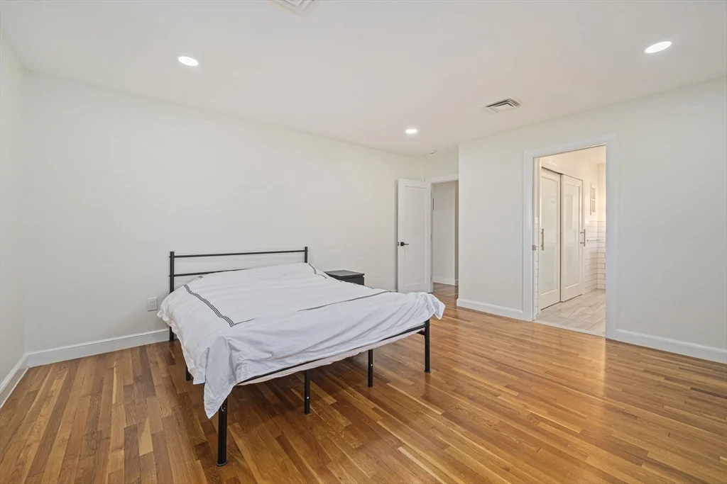 66 Roosevelt Rd, Newton