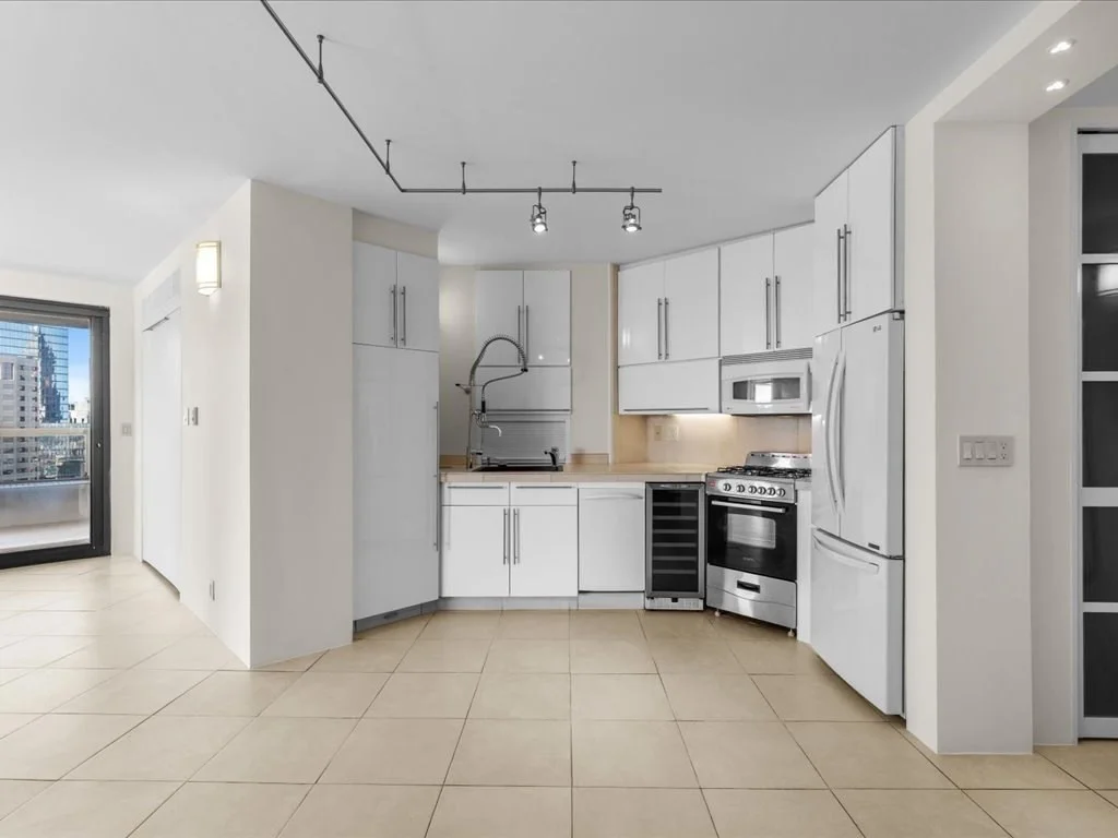 65 E India Row, Waterfront