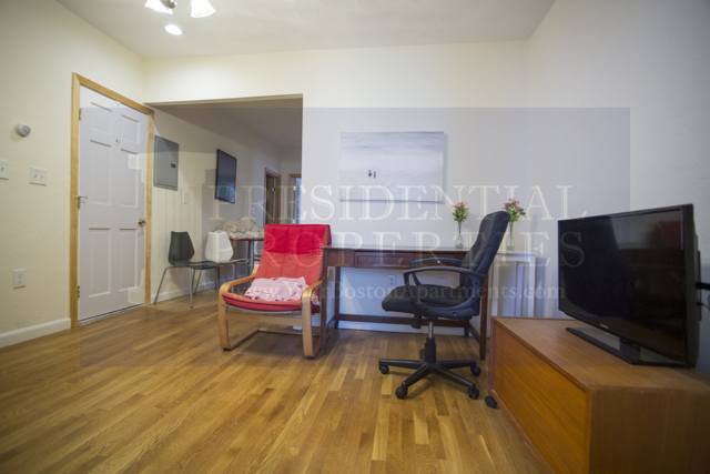 2.5 bed, 1 bath apartment for rent at 116 Bremen St Unit 1, East Boston — photo 3 of 10
