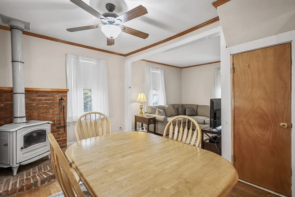 32 Beloit Rd, The Manor