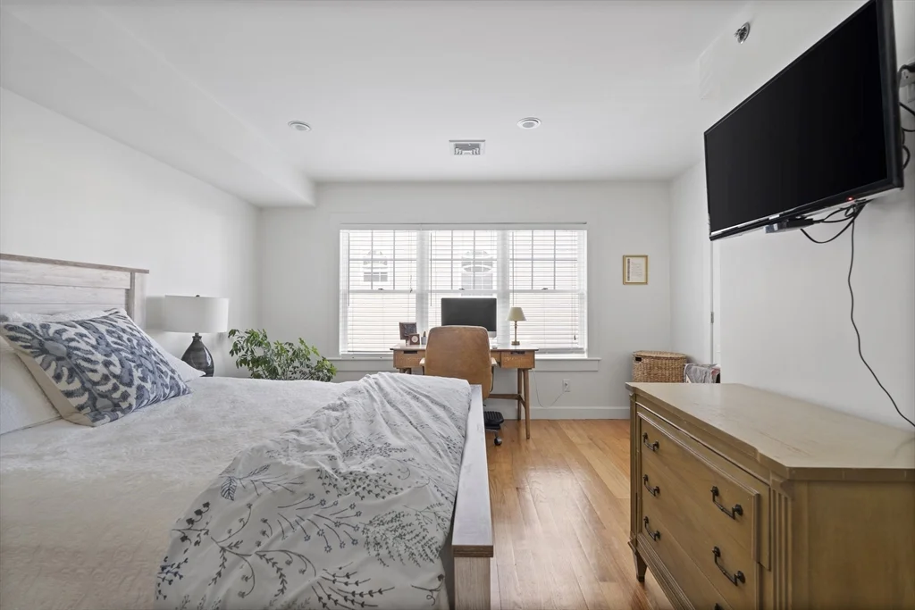 35 Middle St, South Boston