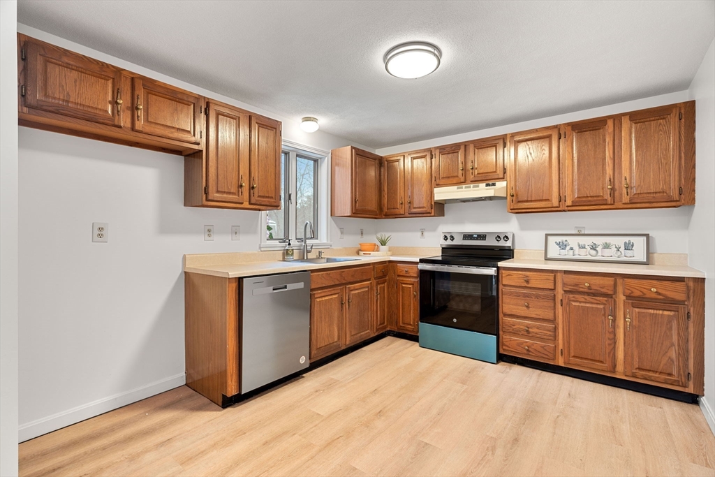 10 Carriage Ct, Merrimac