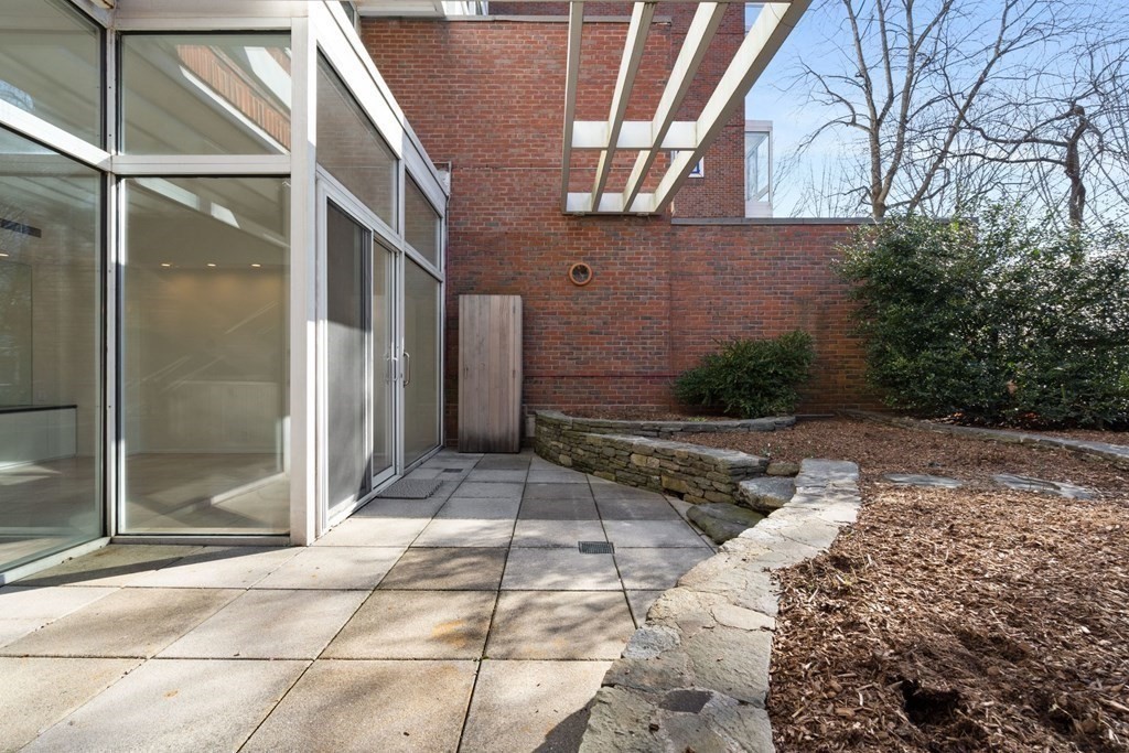 975 Memorial Dr, Harvard Square