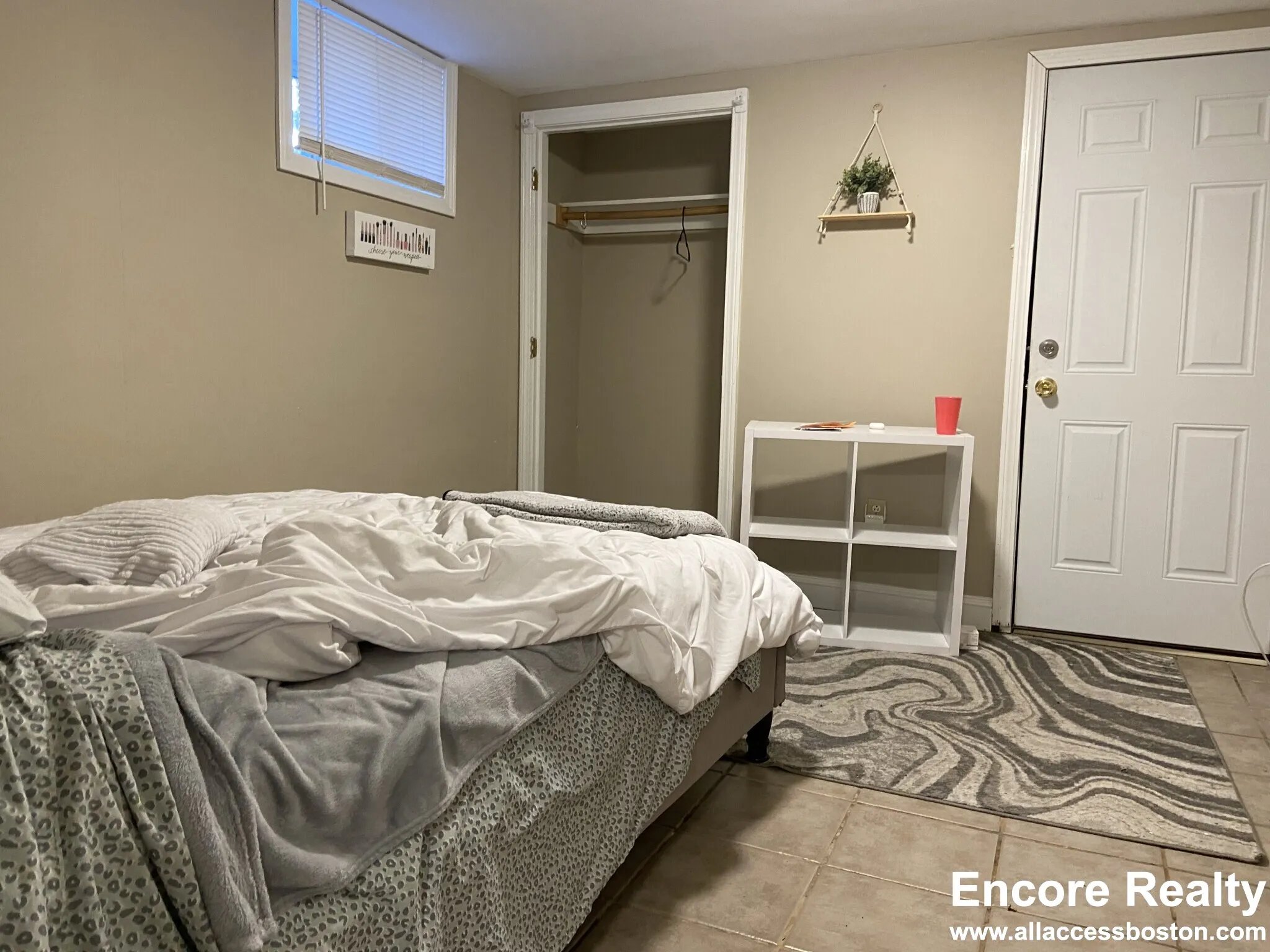 8 Sunset St, Mission Hill