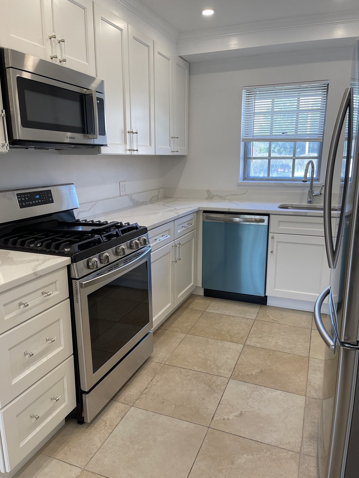 166 Lake Shore Rd, Oak Square