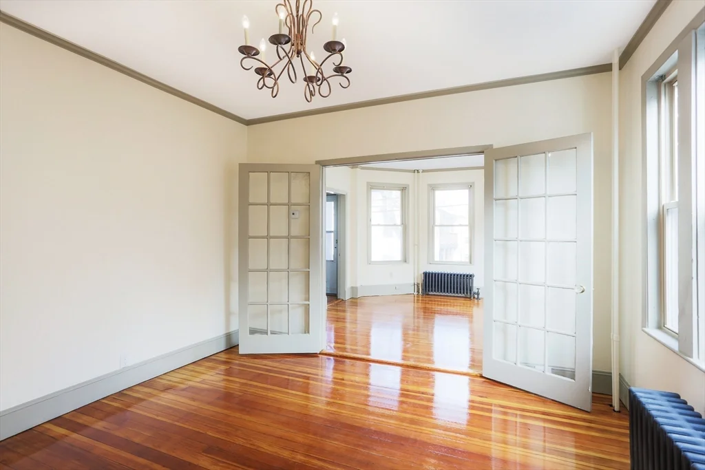 31 Roslyn, Salem