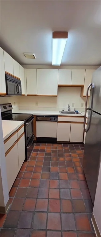 200 Ledgewood Dr, Stoneham