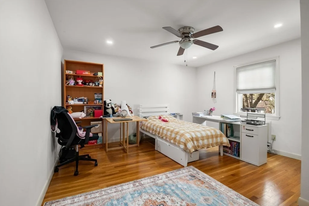 9 Town House Dr, Newtonville