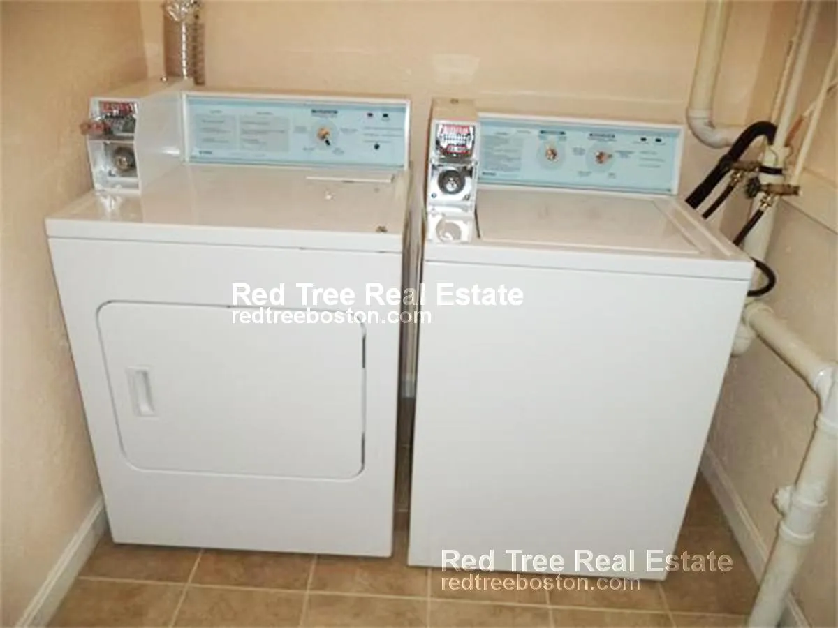 207 Hillside St, Roxbury