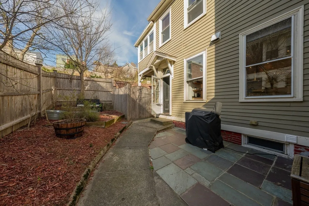 77 Columbus Ave, Prospect Hill