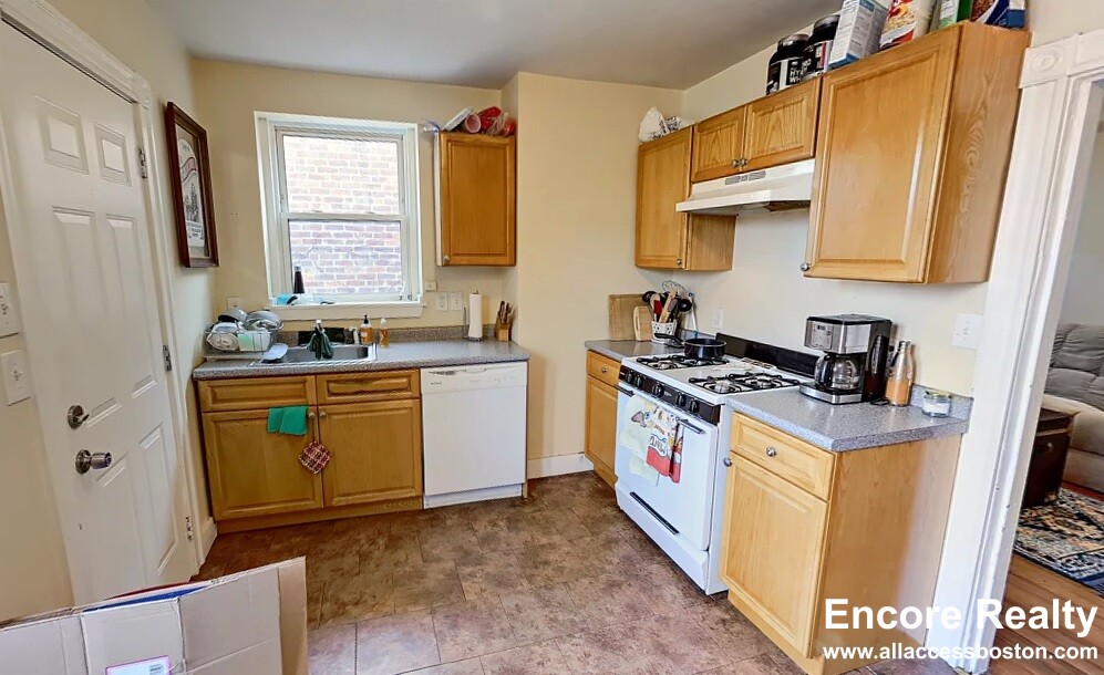 69 South Huntington Ave, Jamaica Plain