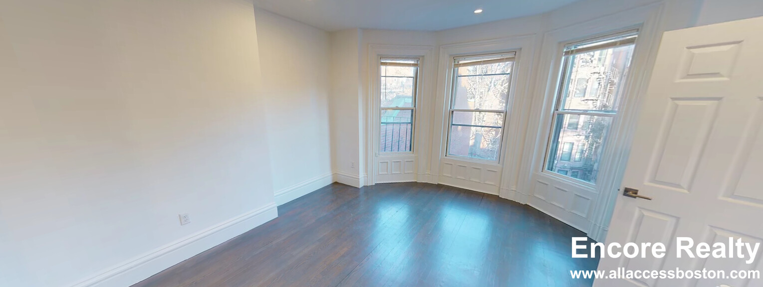 225 Newbury St, Back Bay