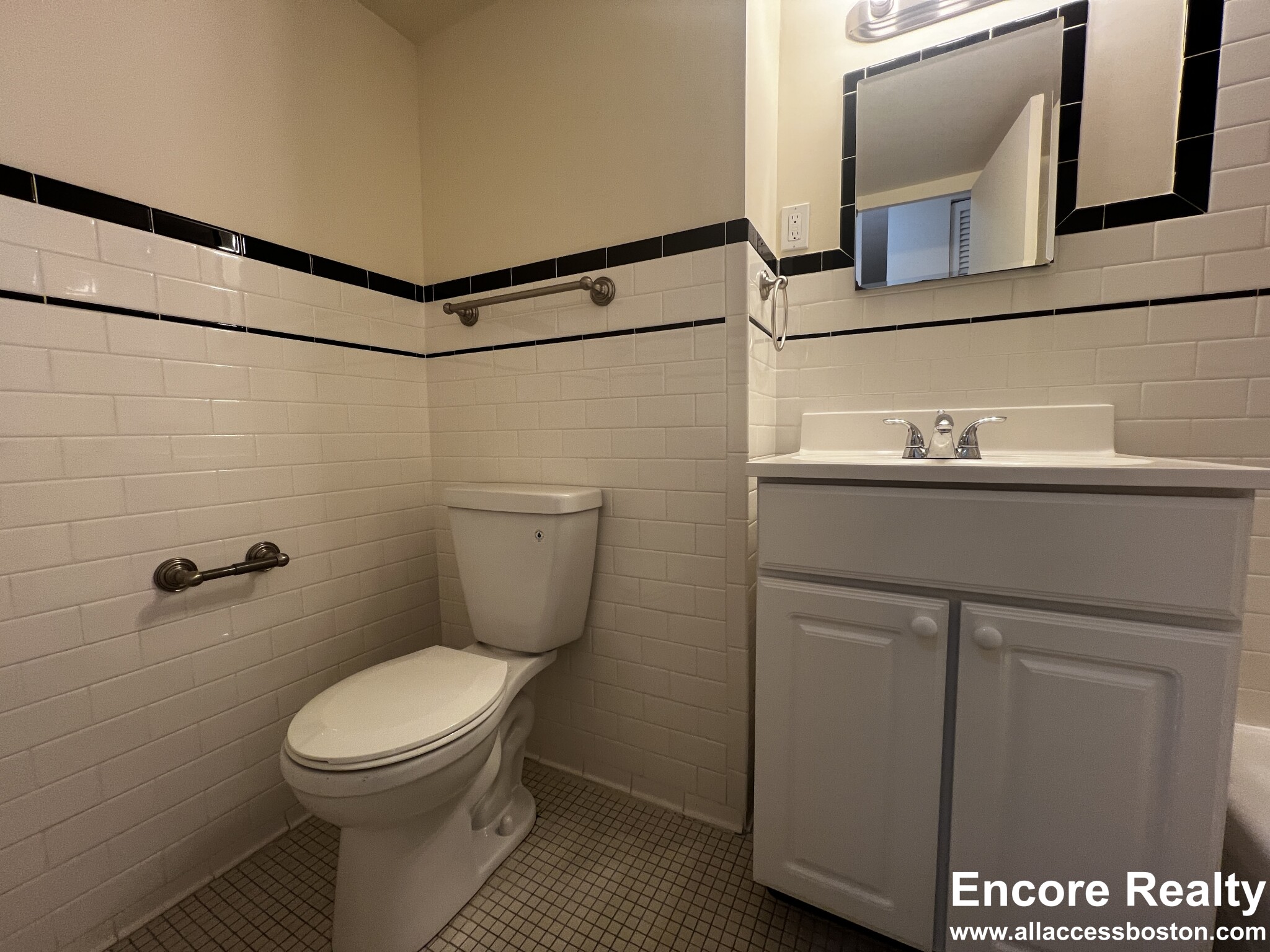 101 Monmouth St, Longwood