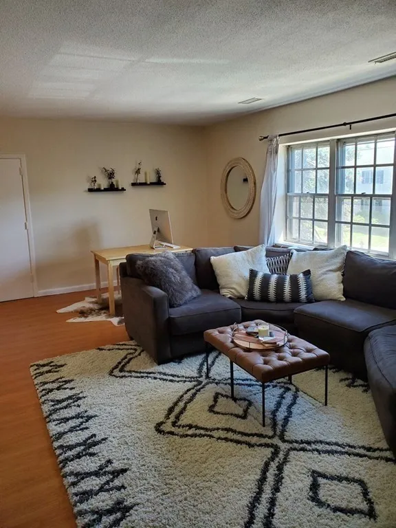 31 Lake Shore Ct, Brighton