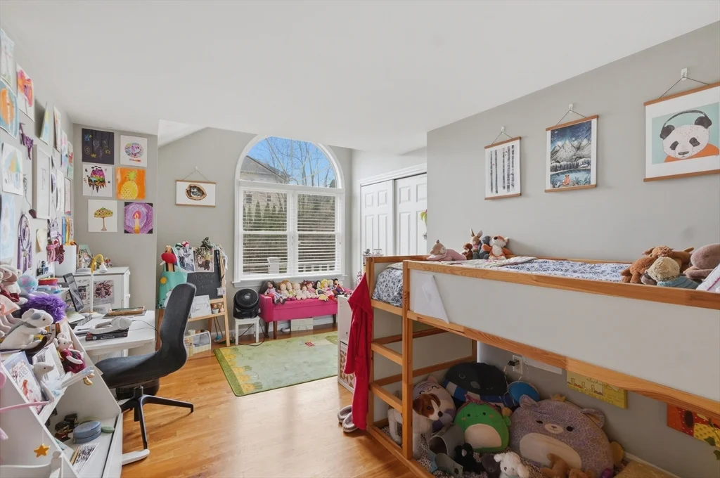 11 Roseanna Park Dr, Waltham
