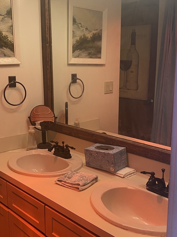 54 Oceanside Dr, Hull