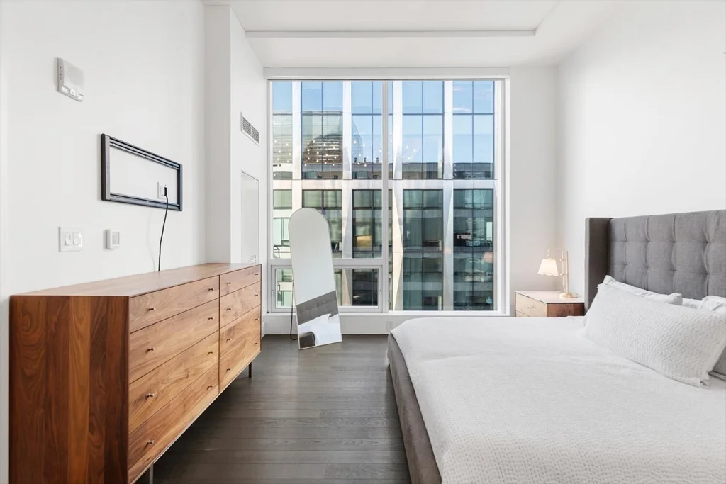 50 Liberty Dr, Seaport District