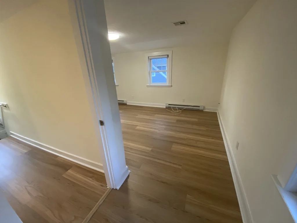 16 Stonecleve Rd, Wellesley