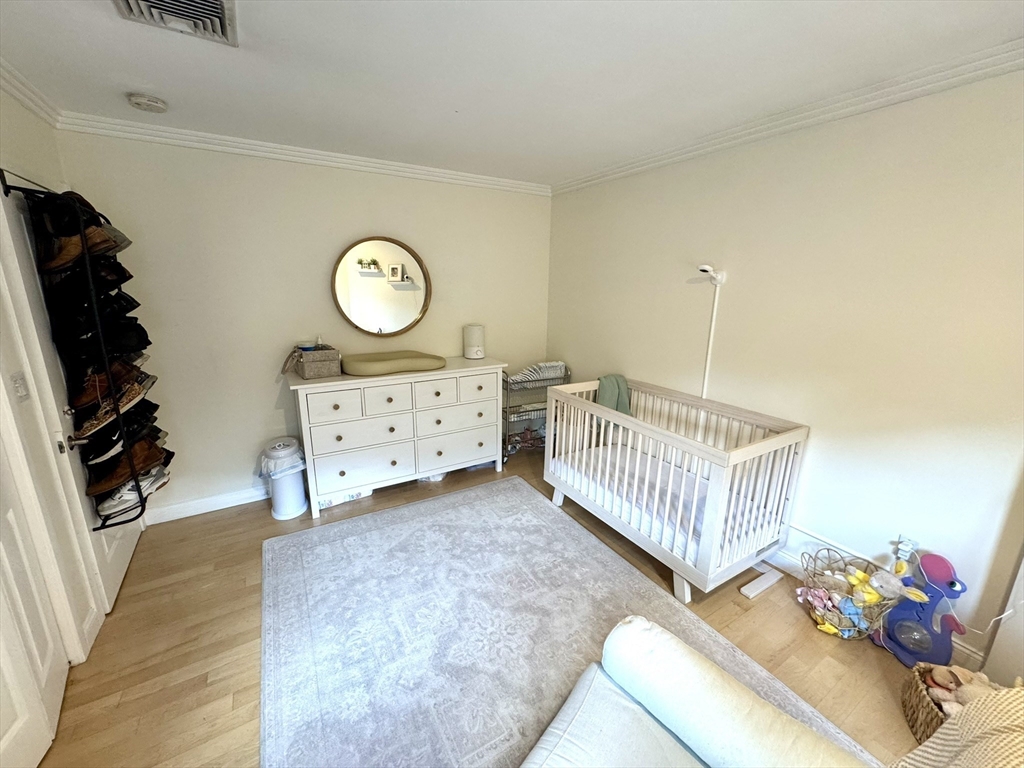 560 Commercial St, North End