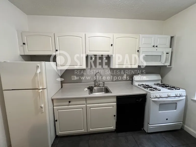 1139 Beacon St, Longwood