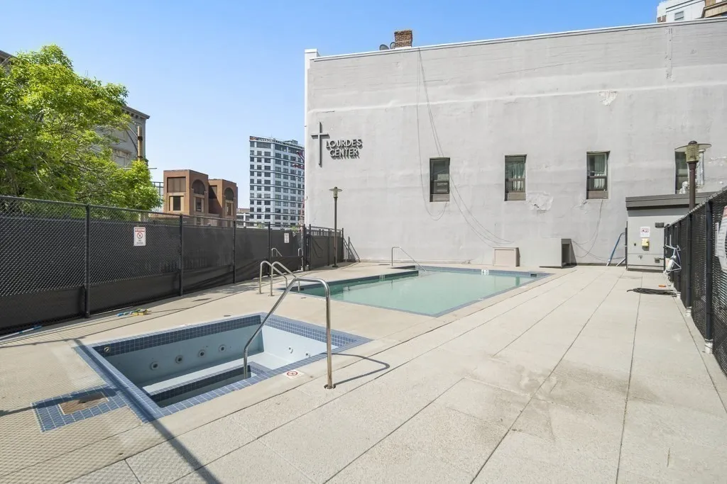 566 Commonwealth, Fenway