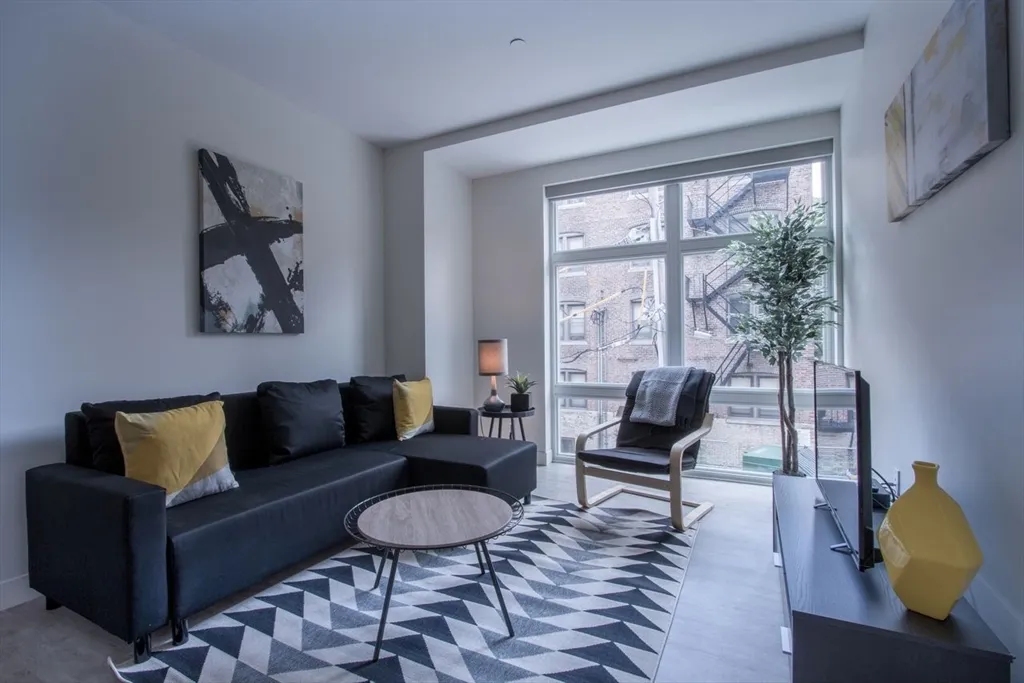 900 Beacon St, Fenway