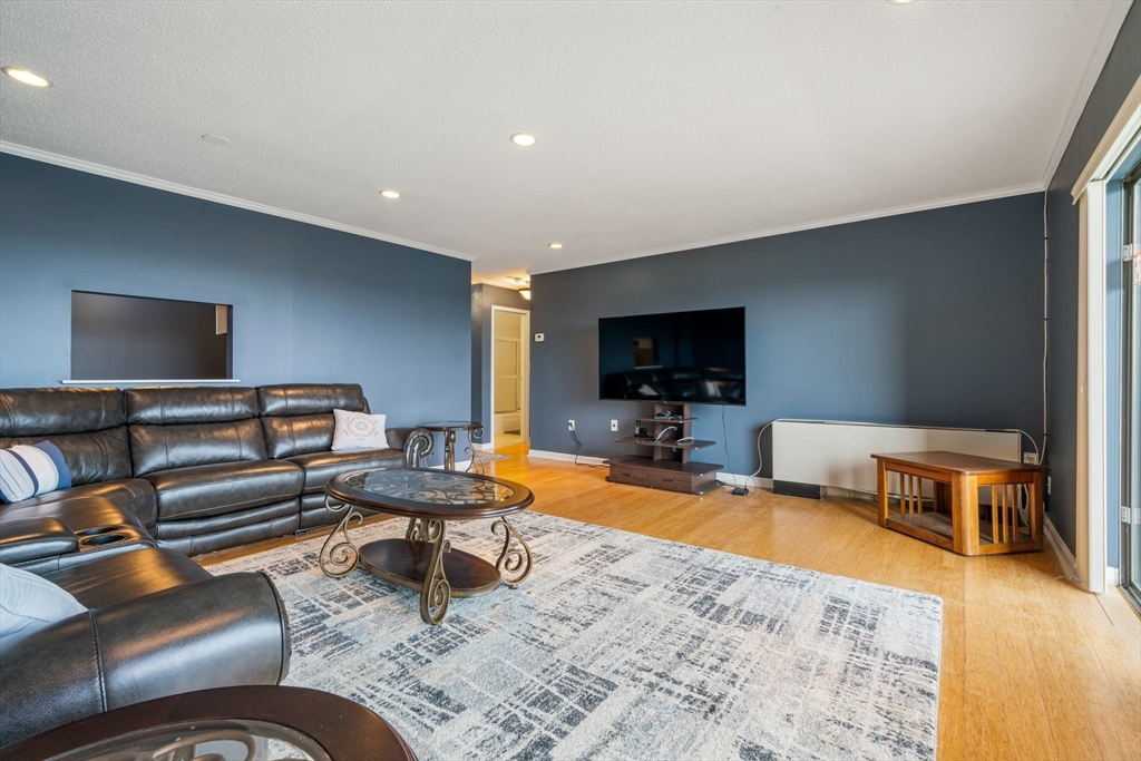 3 Summit Dr, Reading